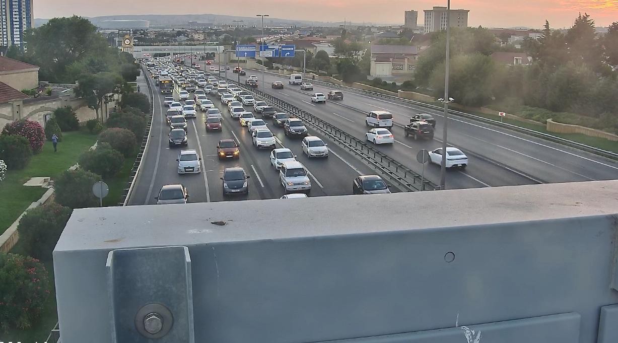 Bakıda avtomobil yandı, sıxlıq yarandı - VİDEO (YENİLƏNİB)